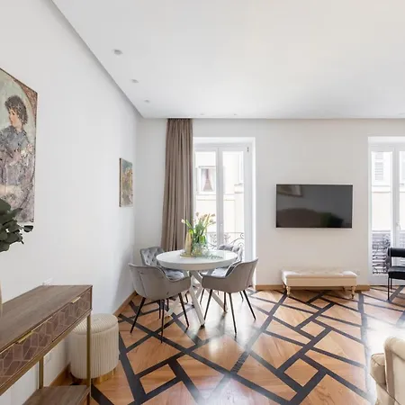 Iflat Luxury Navona شقة *